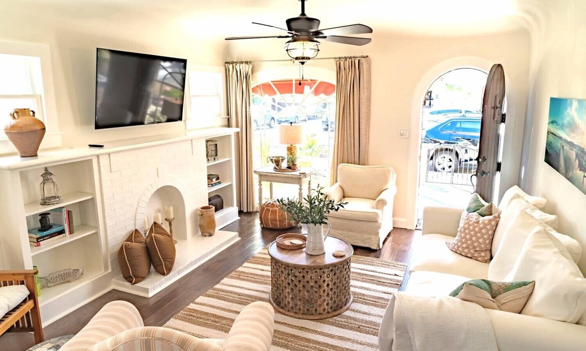 Belmont Shore House | Bay front beach home, steps to the sand, shopping & dining. Parking, AC - clean!