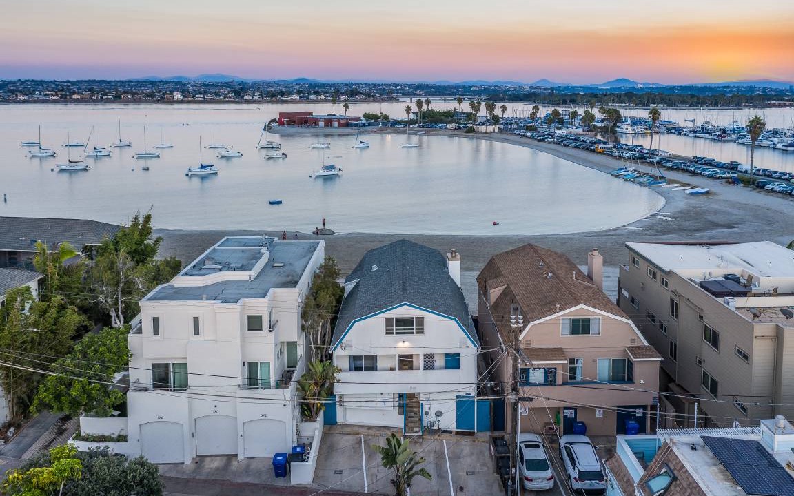 Central Mission Beach House | Bay View V by AvantStay Stylish Mission Beach Home on the Sand!