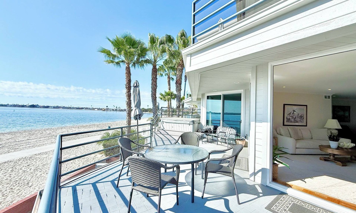Crown Point Condo | BAYFRONT 4 Bdrm, 2 Masters, Condo w/Priv. Deck & Jacuzzi A/C Sleeps 8+, 2 Park