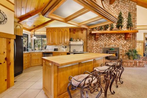 Fox Farm House | Bearfoot Lodge - Cozy - Your Seasonal Big Bear Escape!