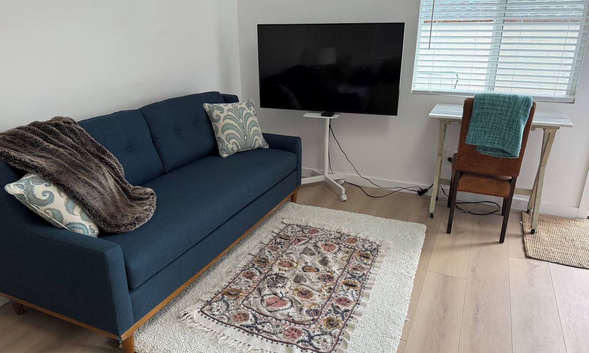 Pasadena Apartment | Beautiful ADU with kitchen, washer and dryer. Near cafes, grocery stores and gym