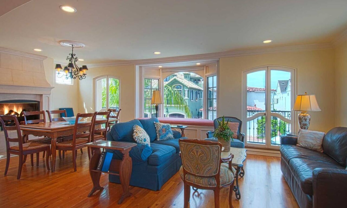 Balboa Peninsula Condo | Beautiful, bright and charming 3-story townhouse on an amazing street in Newport!