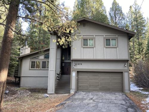Country Club Estates House | Beautiful cabin near hiking biking skiing Heavenly Valley with fireplace