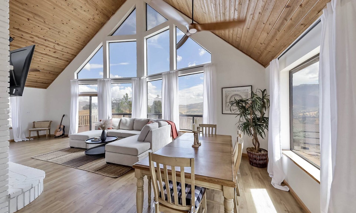 Stallion Springs House | Beautiful Getaway in Tehachapi with Hot Tub!