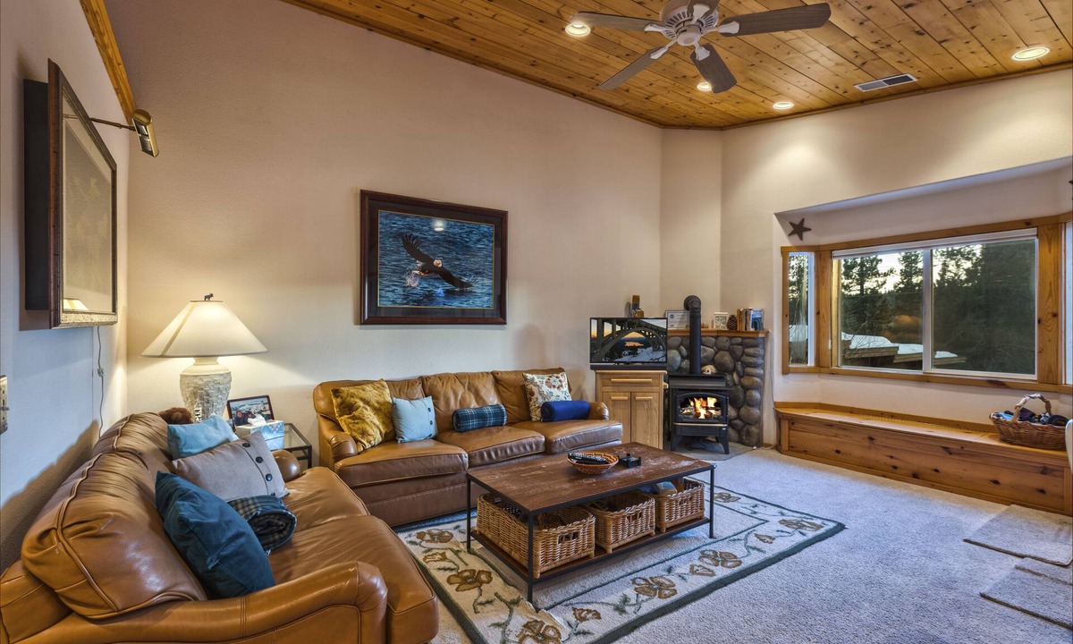 Truckee Condo | Best TD Location. AirCon. EV Charger.
