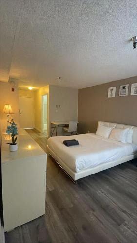 Beverly Hills Apartment | Beverly Hills Apart with En-Suite Bath c12