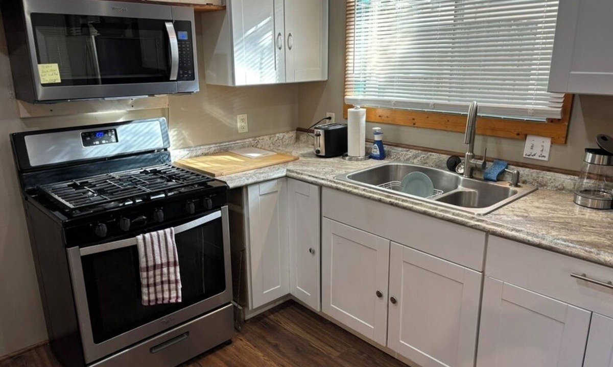 Oak View House | Bicycle Vacation home Near Ojai. Casa De Oakview under 200 year old oaks.
