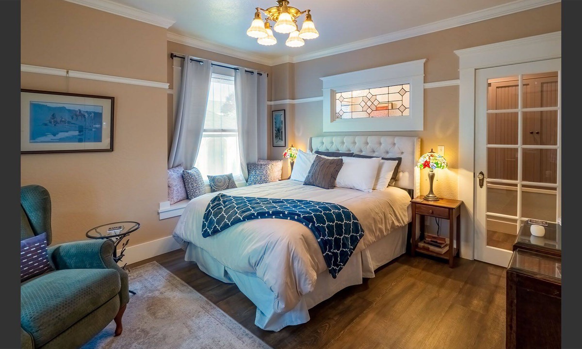Siskiyou-Hargadine Historic District House | BookStayHop - RedTail ~ Lower Suites~ Hot Tub and convenient Tesla Station!