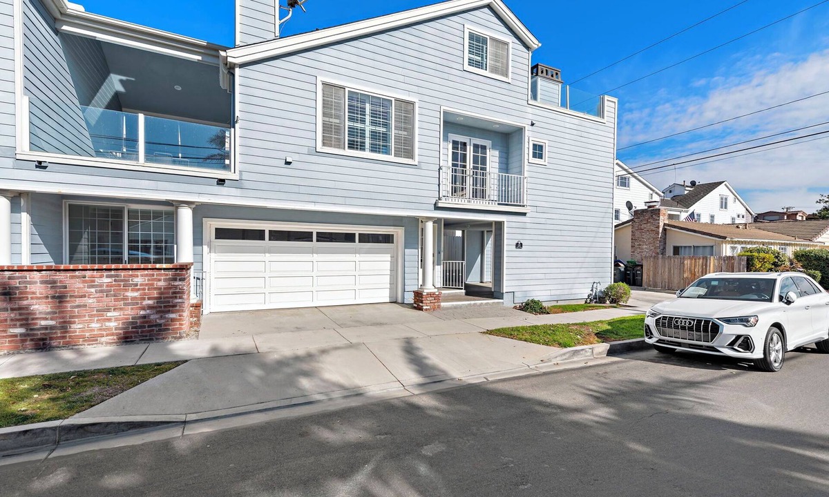 Corona del Mar House | Bright and spacious 2 bedroom/3 bath home in the heart of CDM Village