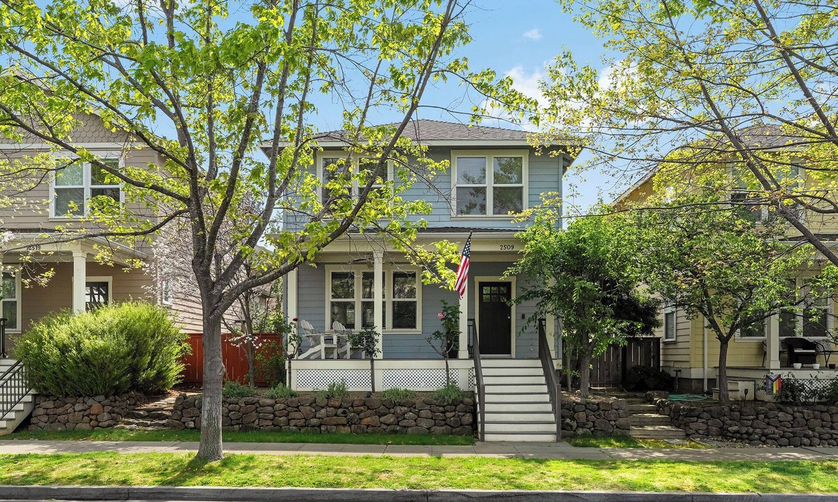 Chico House | Bungalow Blue- Steps to Restaurants, Parks, Etc!