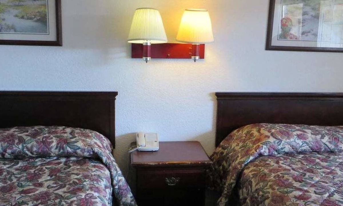 Redwood Oaks Hotel | Capri Motel