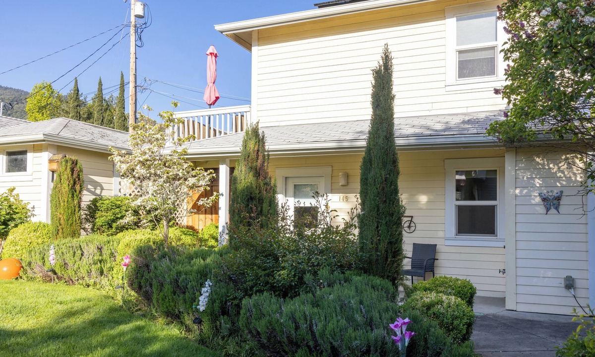 Siskiyou-Hargadine Historic District Cottage | Casa Amore, Ashland, Cozy Cottage in the Heart of Historic Ashland