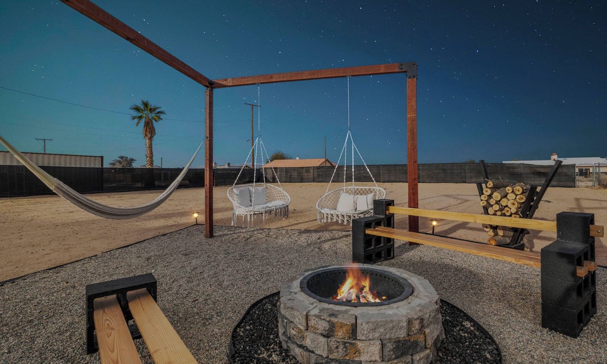 Twentynine Palms House | Casa La Estrellita/GAME ROOM/FirePit/11 Mins to JTNP/Sleeps 8/BOHO Desert vibes!