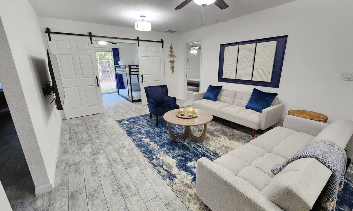 Wadeview Park House | CasaDelaney DT Sodo district. Renovated Sleeps 16