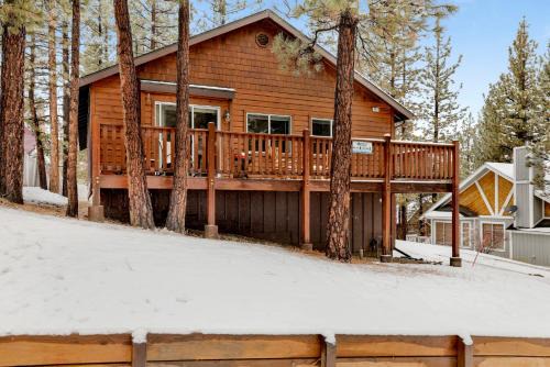 Big Bear City House | Ceasar Retreat at Big Bear - Cozy Mountain Alpine Cottage