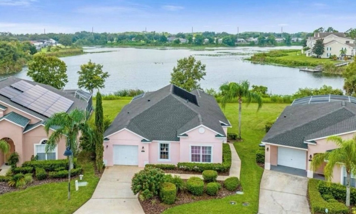 Loughman House | Charming 4-bedroom house with stunning lake view with AC and wifi in Davenport