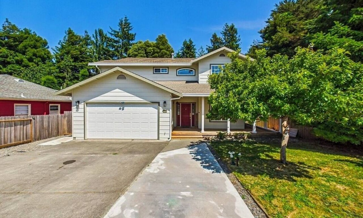 Myrtletown House | Charming 4-bedroom house in Eureka walking distance to Providence Hospital