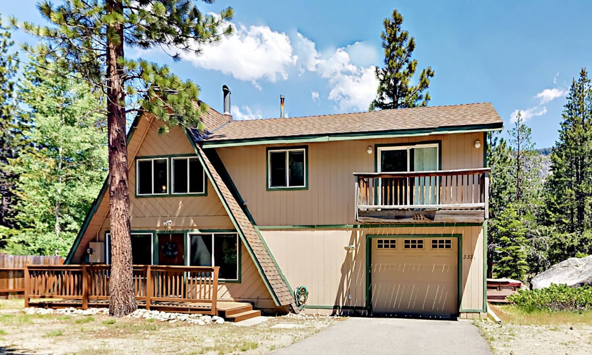 Christmas Valley House | Charming chalet with private hot tub & fireplace - near skiing, beaches & hiking