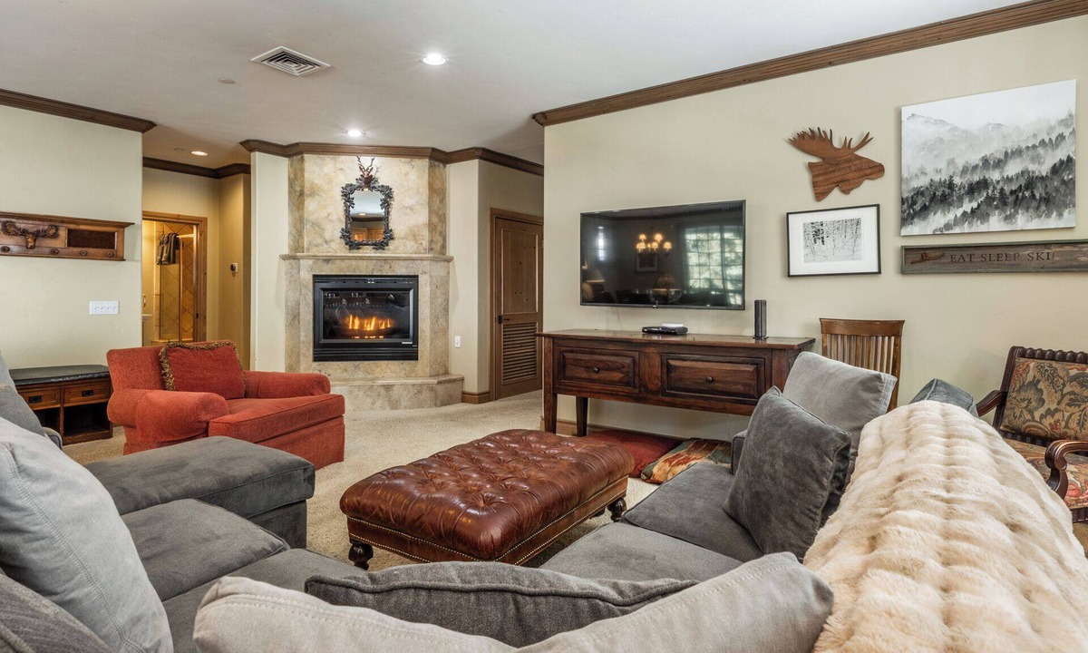 Mammoth Lakes Cabin | Charming Chalet at Sonenalp | Walk to Canyon + Hot Tub, Sauna, Garage