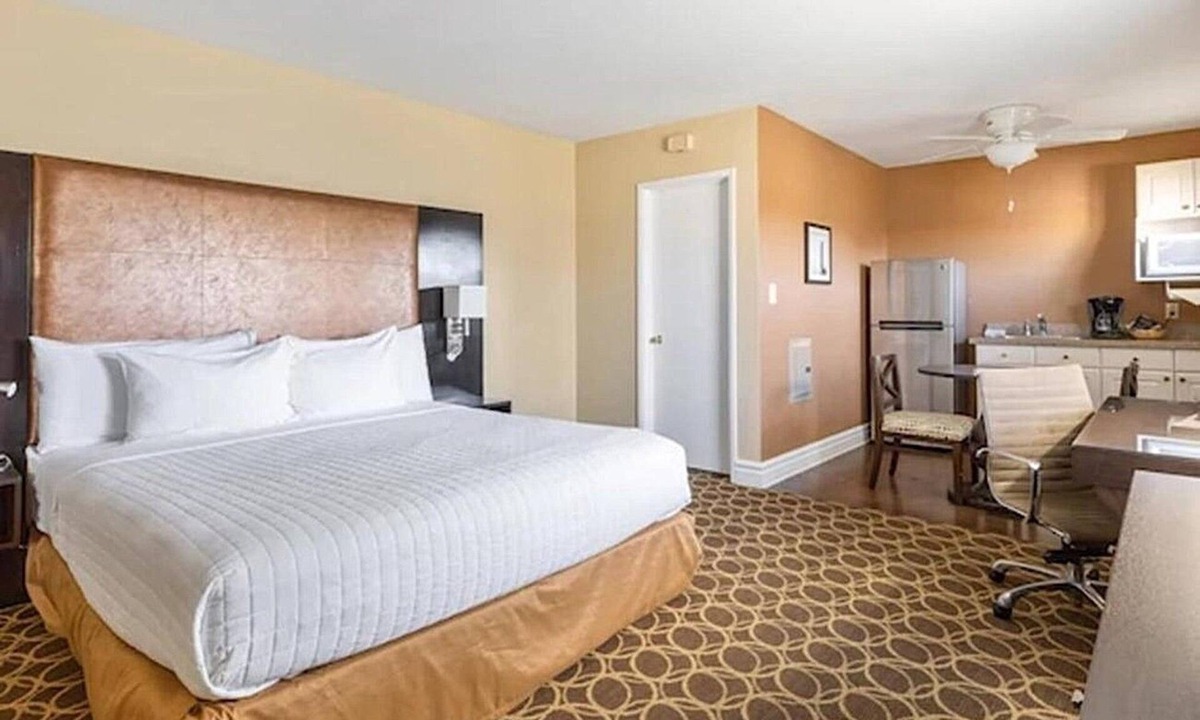 Corte Madera Hotel | Charming Couple Suite | Outdoor Pool | Free Parking | BBQ Area | Courtyard