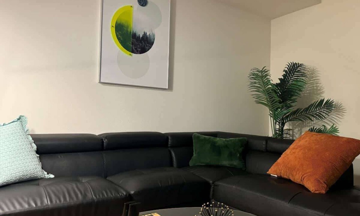 Downtown Apartment | Charming Glendale Apartment – 2BR/2BA, 4 Beds