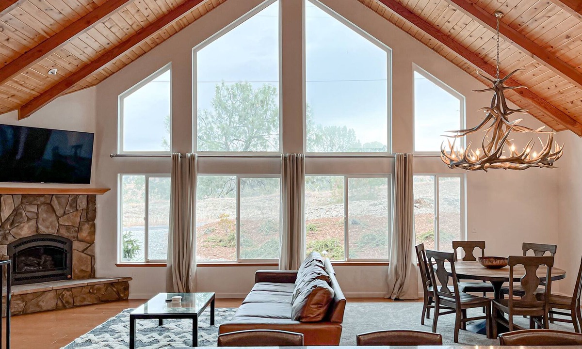 Hayward House | Cheerful 5-bedroom home at Lake Don Pedro