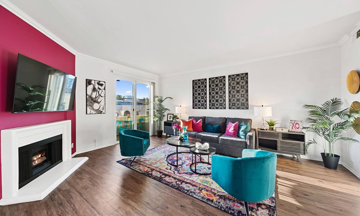 Beverly Grove Hotel | Chic 2-BD with AC, fitness room, WiFi in fantastic Beverly Hills