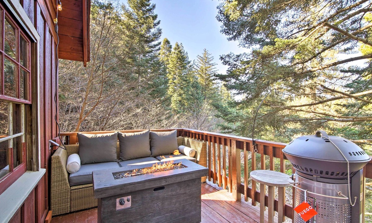 Arrowhead Villas Cabin | Chic Lake Arrowhead Cabin w/ Deck: 2 Mi to Village