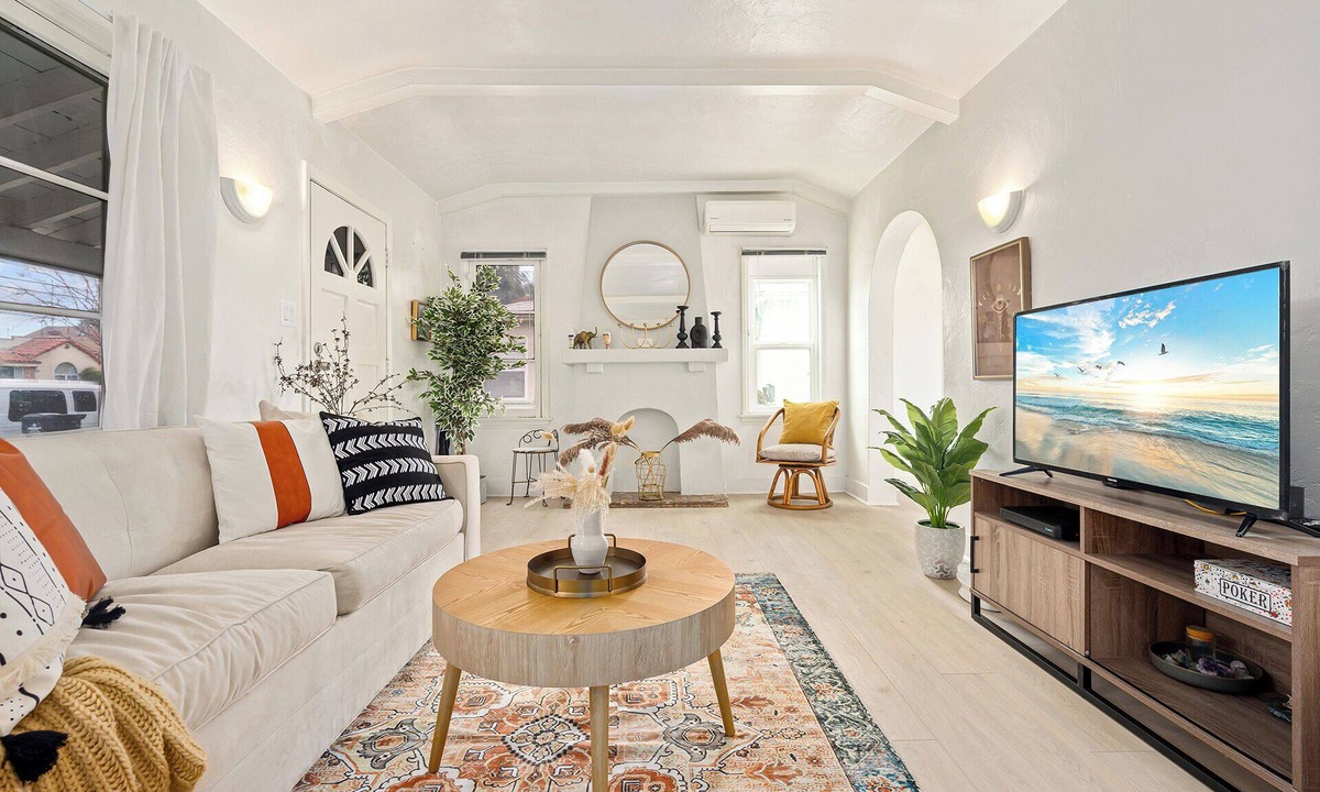 Inglewood House | Classic Inglewood LAX Bungalow House Parking W/D