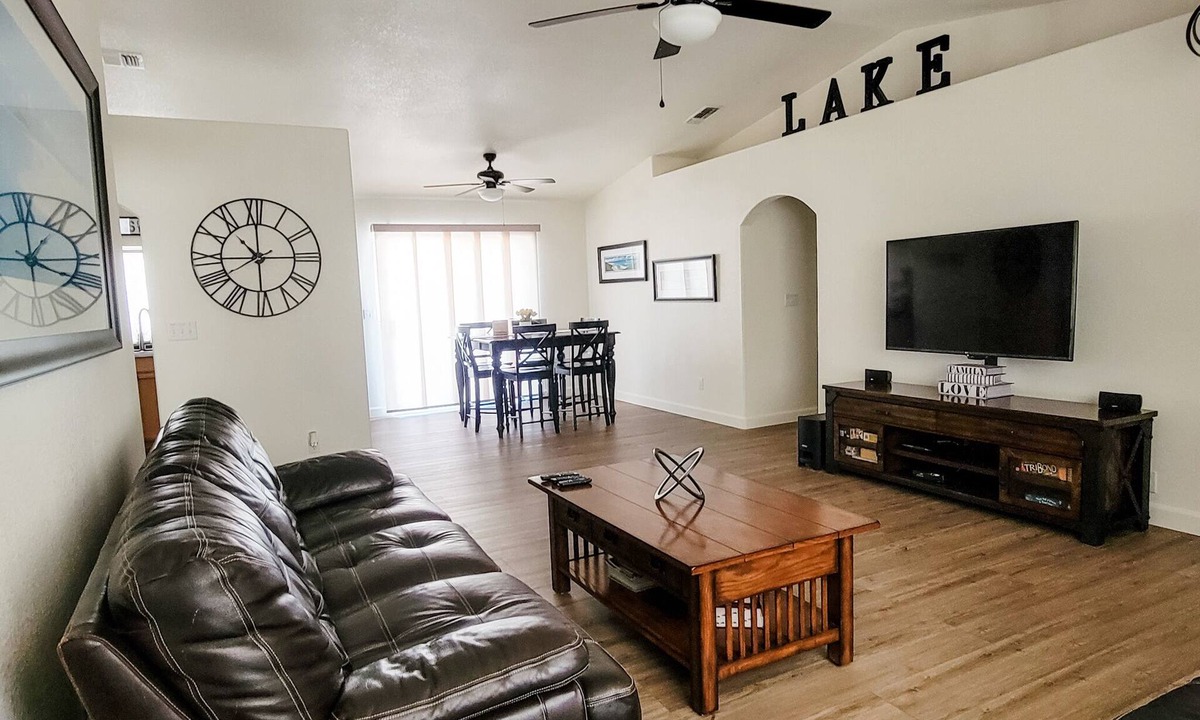 Lake Havasu City House | Clean & Cozy Lake Havasu Home - Sleeps 8 - Boat/RV Parking + 30AMP Hookup
