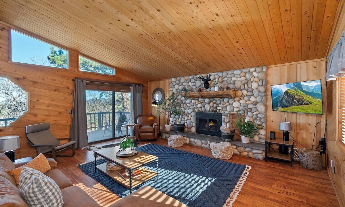 Upper Moonridge Cabin | Close to Bear Mountain Ski Resort, Golf Course and Zoo! PET FRIENDLY 🐾! Rock Fireplace! Mountain Views!