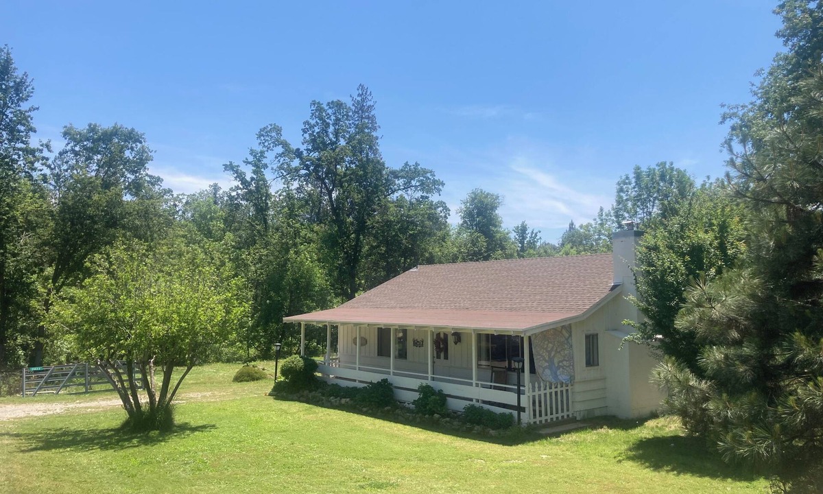 North Fork House | Close to Yosemite National Park. Walking distance to restaurants & shopping