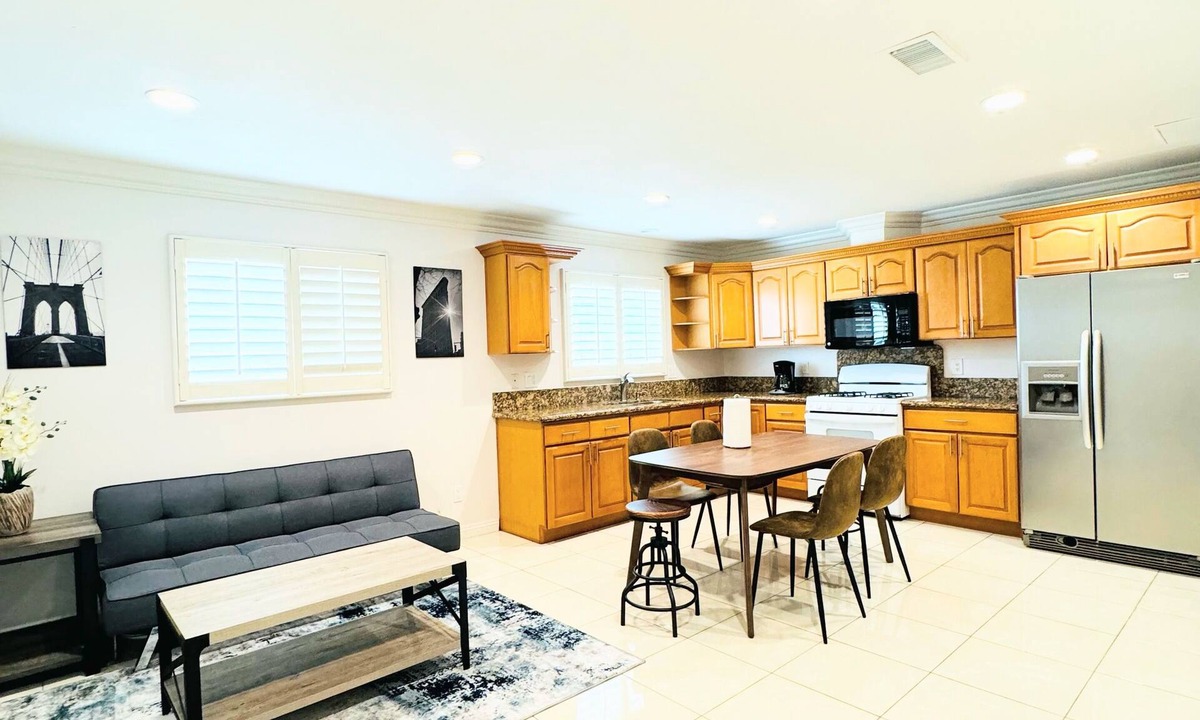 Midway City House | Coastal Guesthouse/Near Disneyland/Knott's Berry Farm/6 miles from the beach