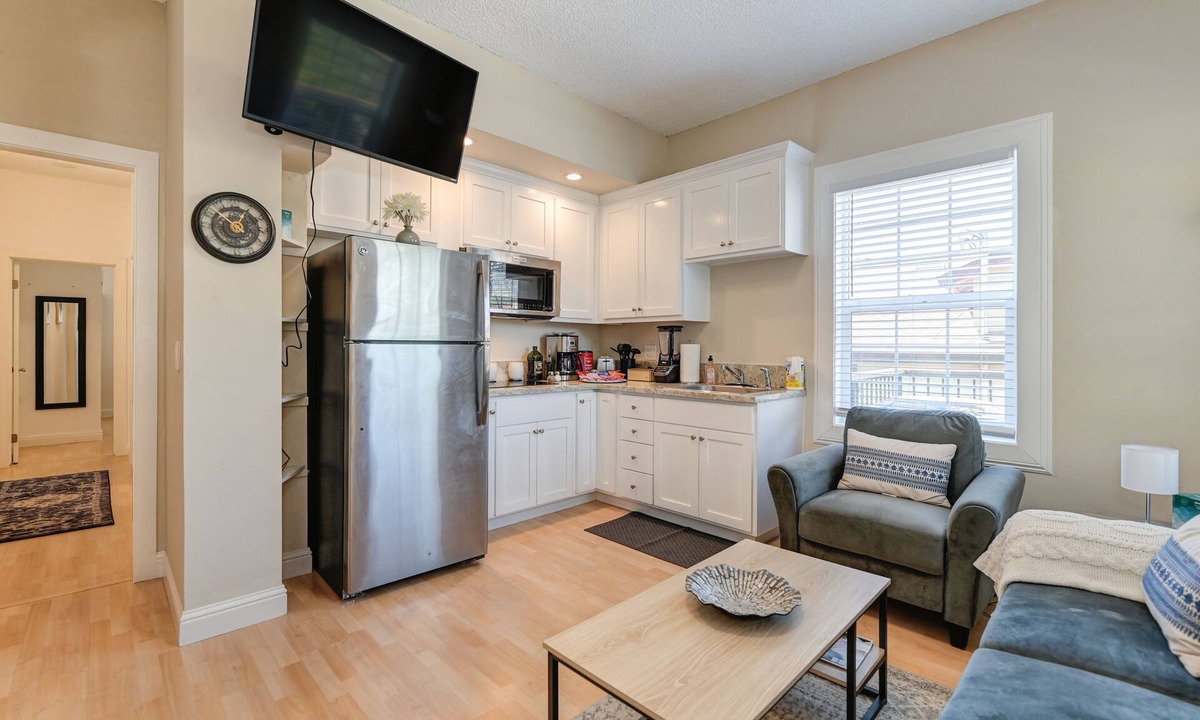 North Oak Park Apartment | Comfortable 2BR with Spacious Deck! 7 mins to Sacramento Midtown/Downtown