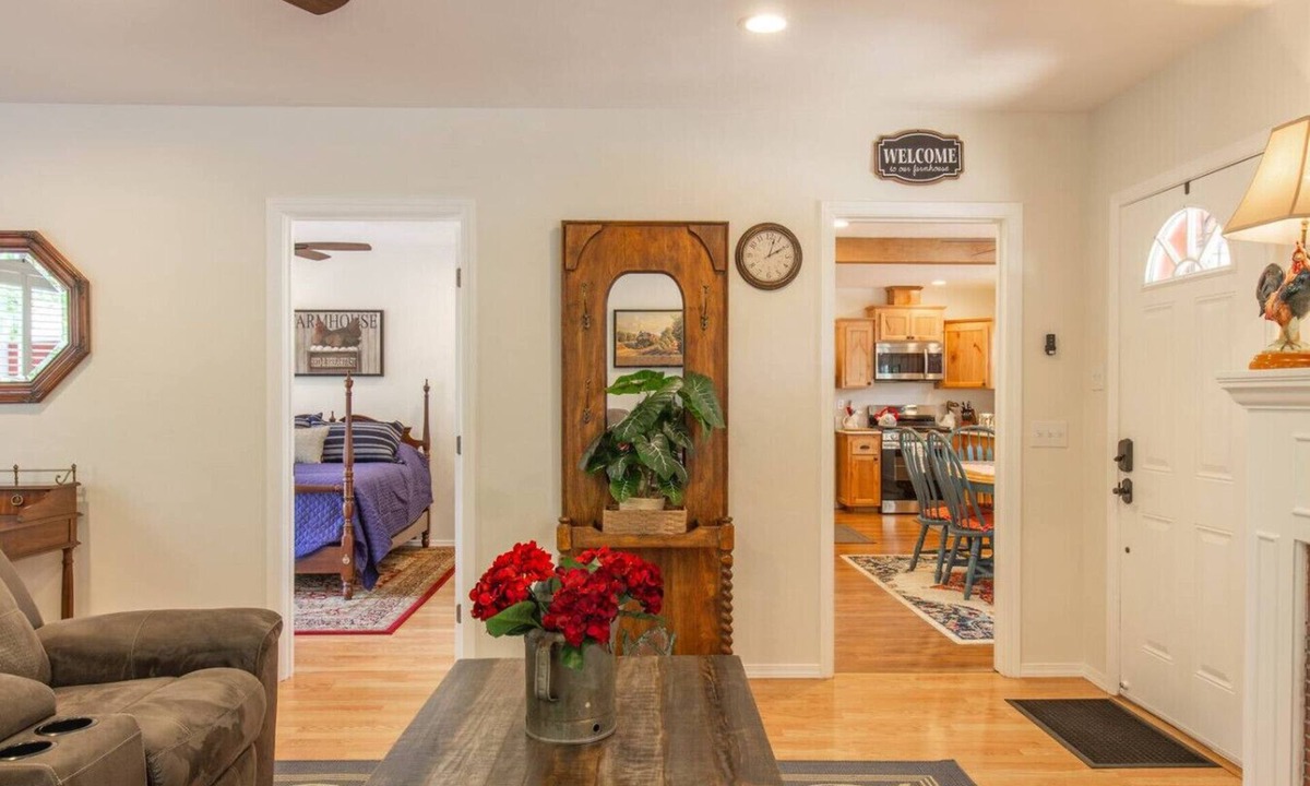 Camarillo Other | Comfy Red Farmhouse gives you Rest and Relaxation