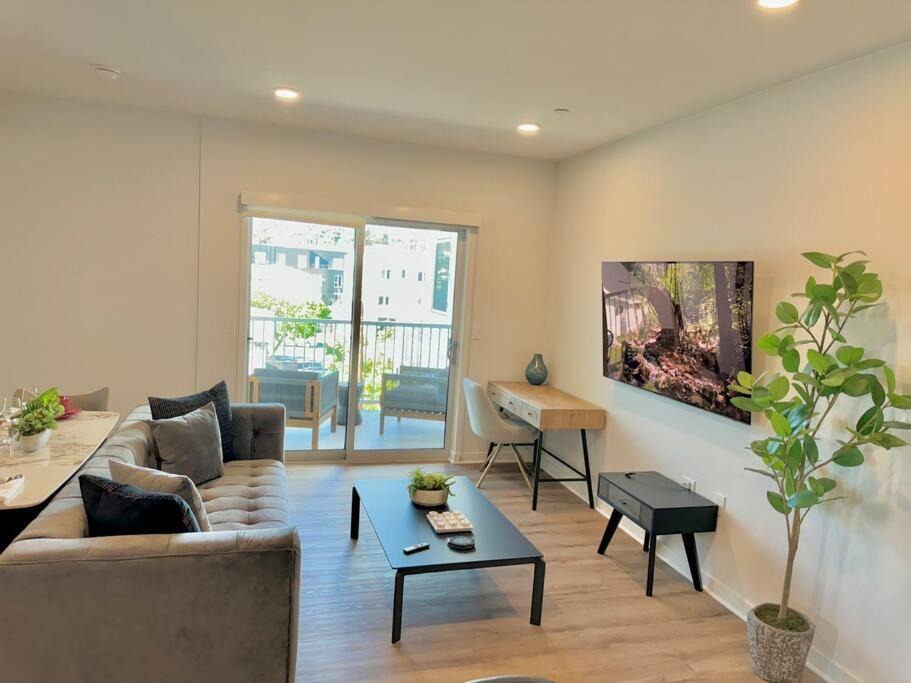 Silver Lake Apartment | Corner 2 Bedroom 2 Bath Condo - Balcony - Parking