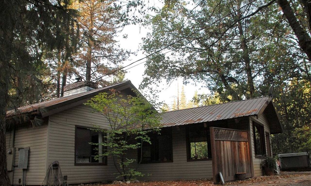 Gold Run Cabin | Country Cabin with Spa Hot Tub and Private Deck near Rollins Lake in California