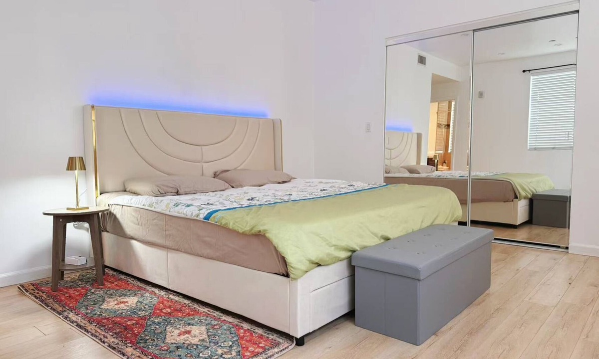 Willmore Apartment | Cozy 2-bedroom apartment in charming Long Beach with WiFi, AC