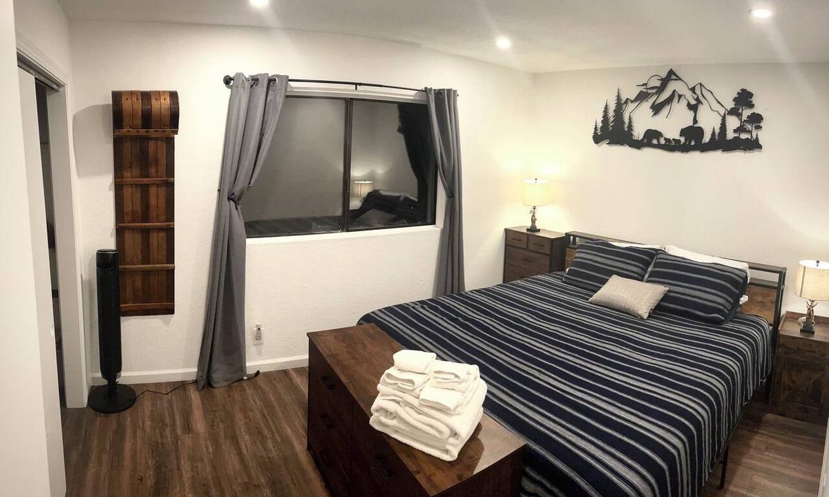 Summit Estates Cabin | Cozy 2-bedroom cabin with jacuzzi & fenced in yard! Close to everything!