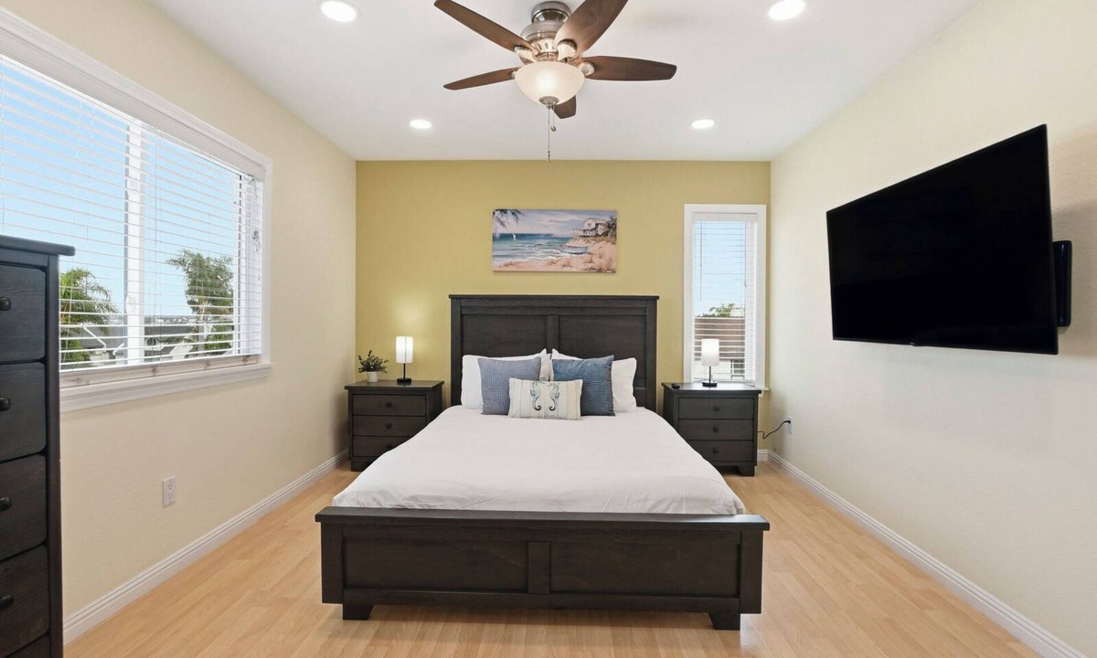 Imperial Beach House | Cozy 2BR w/AC + Sofa Bed + Beach Nearby