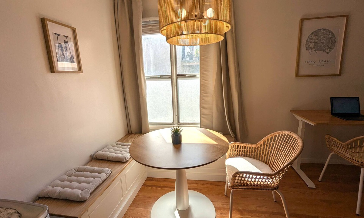 Alamitos Beach Condo | Cozy BEACH Condo with AC, Parking & Laundry, 10min walk to beach. Superb WiFi.