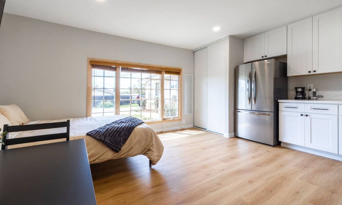 Winter Gardens House | Cozy Casa Bright Modern Suite Kitchen + W/D