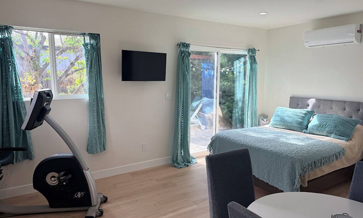 North Central Apartment | Cozy, clean & bright studio with full kitchen & bath in lovely Pasadena.