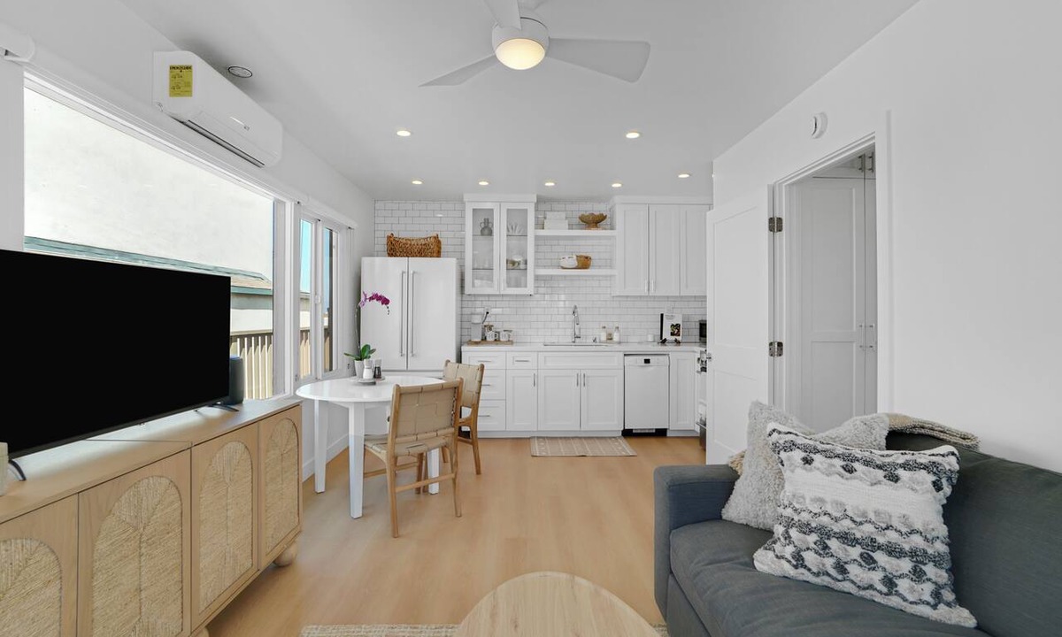 El Porto Apartment | Cozy Coastal Retreat w/King Bed & Full Kitchen