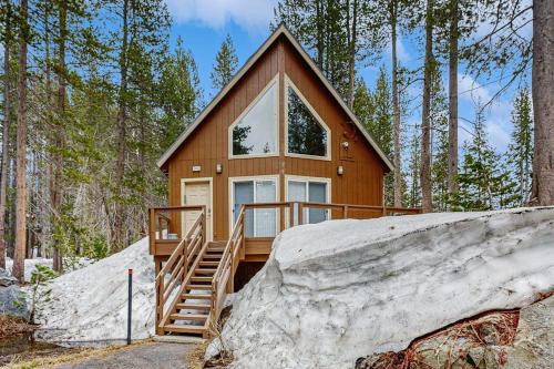 Soda Springs House | Cozy dog-friendly getaway with wood stove & washer&dryer