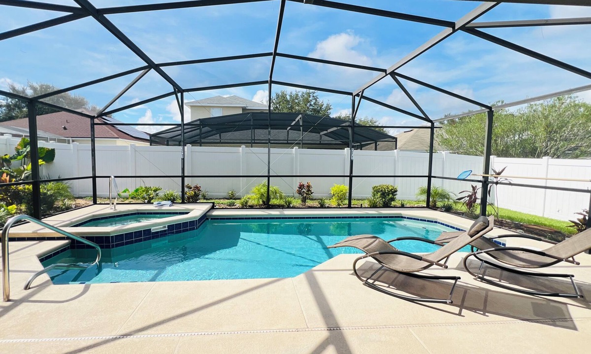Florida Pines House | Cozy Palms Villa: 4BR, 3BA Home, South-Facing Pool & Spa – Mins to Disney!
