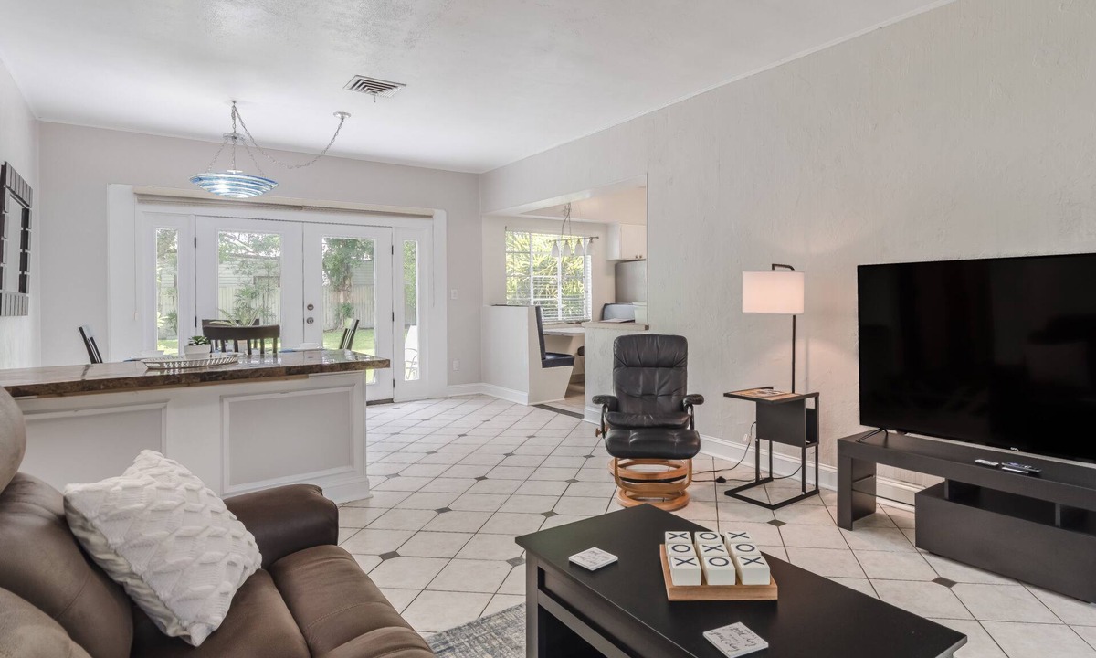 Fairview Shores House | Cozy Retreat + Pet Friendly + 8 minutes to Park Ave - Downtown Winter Park