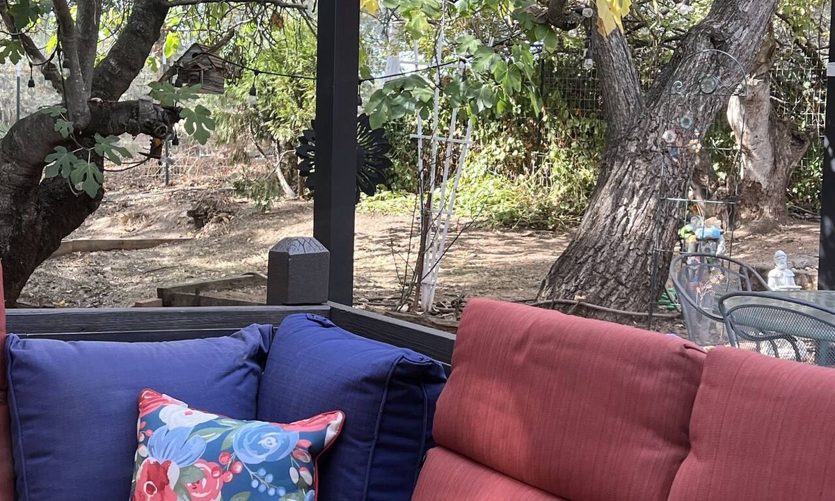 Ione Cottage | Cozy Rustic Rose Cottage. 3 private Beds.Close to Town,Nature and the Zen Life!