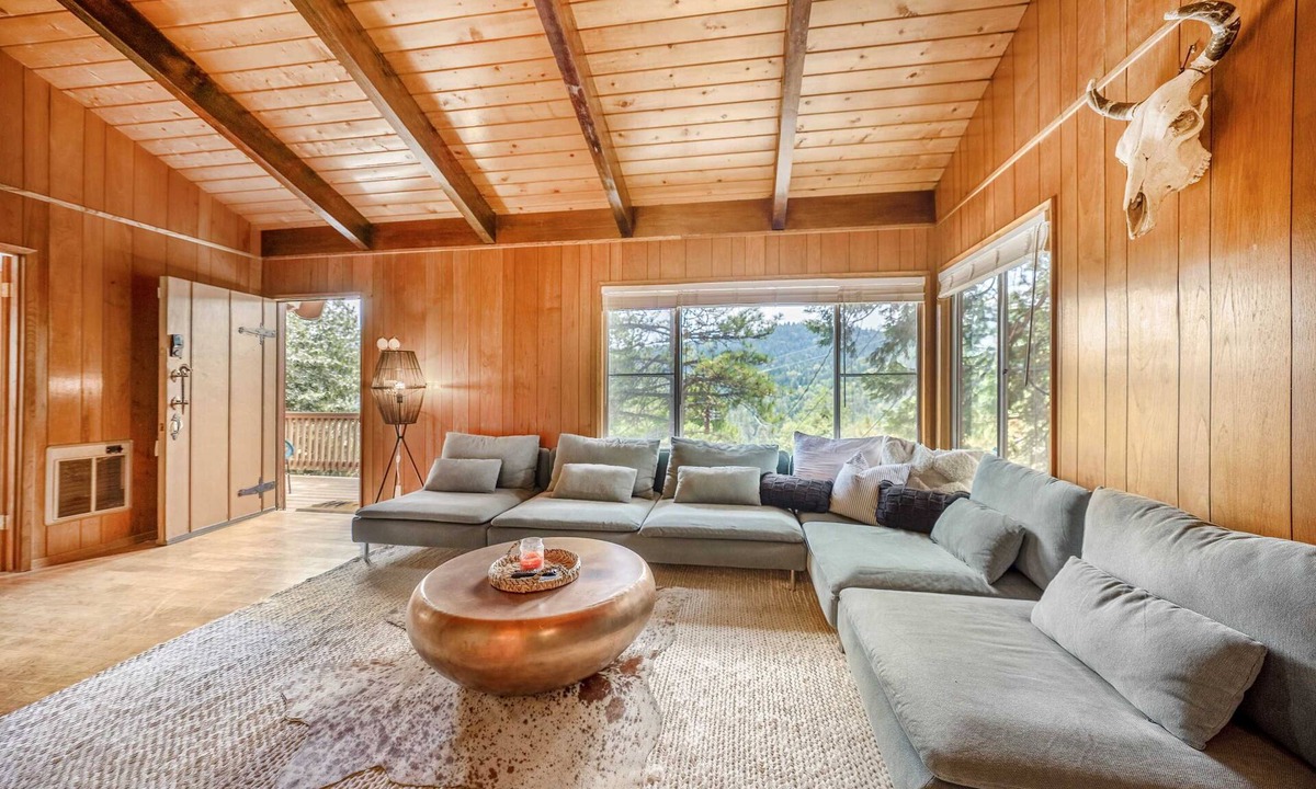 Crestline Cabin | Cozy Updated Cabin w/Views, Walk to Lake Gregory