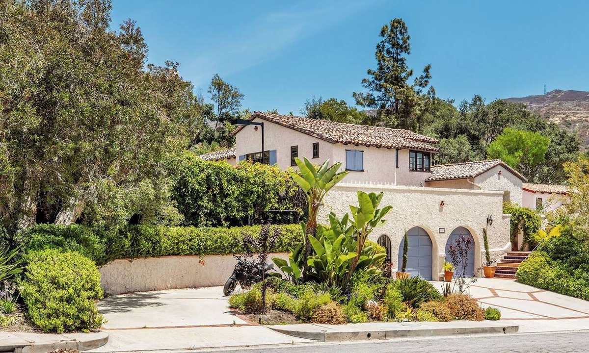 Palisades Highlands House | Custom Built Estate Home With Private Tennis Court, Pool in Guard Gated Area